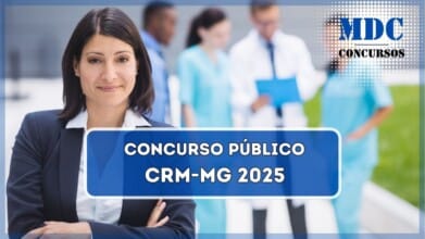 A imagem mostra uma mulher de cabelos escuros e lisos, vestindo um blazer azul-marinho e uma camisa branca, sorrindo levemente e cruzando os braços. Ela está em primeiro plano, enquanto ao fundo, levemente desfocados, há profissionais da área da saúde, incluindo médicos e enfermeiros, vestindo jalecos brancos e uniformes azuis, envolvidos em uma conversa e analisando documentos. O cenário parece ser um ambiente hospitalar ou corporativo ao ar livre, com uma atmosfera profissional e organizada / CRM-MG 2025 lança Concurso Público com salários de até R$7.789,13