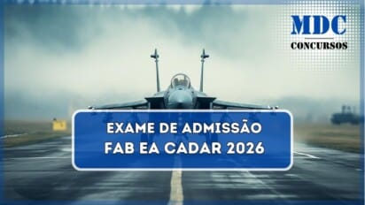 A imagem mostra um caça militar moderno taxiando em uma pista molhada sob um ambiente nebuloso. A aeronave está centralizada na composição, com seu trem de pouso principal e nariz visíveis. Está equipada com armamentos e tanques externos sob as asas. Ao fundo, há uma floresta encoberta por névoa e alguns veículos militares desfocados. As luzes da aeronave estão acesas, refletindo na pista úmida, criando um efeito dramático / Concurso Aeronáutica EA CADAR 2026 oferece 345 vagas e remuneração inicial de R$ 8,2 mil