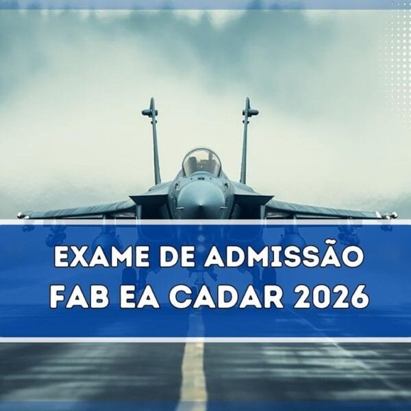 A imagem mostra um caça militar moderno taxiando em uma pista molhada sob um ambiente nebuloso. A aeronave está centralizada na composição, com seu trem de pouso principal e nariz visíveis. Está equipada com armamentos e tanques externos sob as asas. Ao fundo, há uma floresta encoberta por névoa e alguns veículos militares desfocados. As luzes da aeronave estão acesas, refletindo na pista úmida, criando um efeito dramático / Concurso Aeronáutica EA CADAR 2026 oferece 345 vagas e remuneração inicial de R$ 8,2 mil