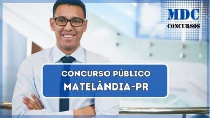 A imagem mostra um homem sorridente, de pele morena, vestindo uma camisa social azul clara e uma gravata azul escura. Ele usa óculos de armação preta e tem cabelo curto e cacheado. Ele está de braços cruzados e parece estar em um ambiente corporativo ou empresarial, com um fundo moderno composto por um corrimão de metal e uma escada de vidro. A iluminação é clara e natural, destacando a expressão confiante e amigável do homem / Concurso Câmara de Matelândia - PR oferece salários de até R$ 5.597,17