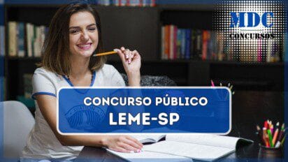 Sorridente menina sentada na mesa estudando com cadernos | Concurso Prefeitura de Leme - SP oferece 10 vagas e salários de até R$ 3.173,46