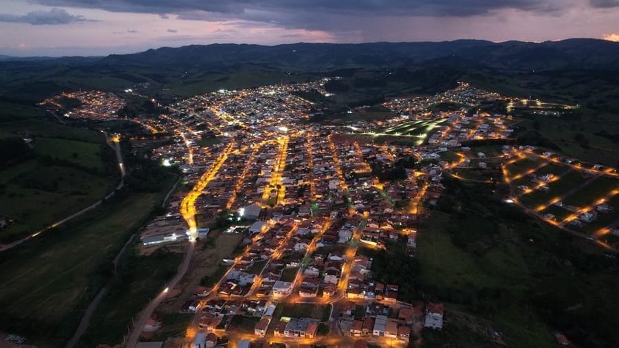 Concurso em Poço Fundo MG: 36 Vagas e Salários até R$ 3,5 mil 1 Visão aérea da cidade ao anoitecer