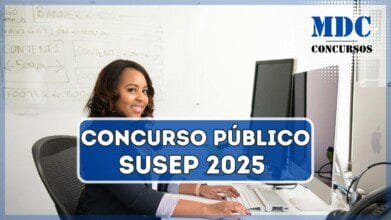 Mulher sorrindo ao usar computador setada em um escritório | Concurso SUSEP 2025 75 vagas e remuneração de R$ 18.033,52