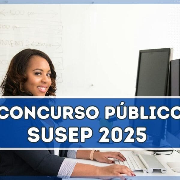 Mulher sorrindo ao usar computador setada em um escritório | Concurso SUSEP 2025 75 vagas e remuneração de R$ 18.033,52