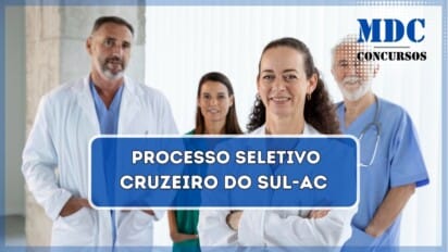 A imagem mostra quatro profissionais de saúde em um ambiente clínico ou hospitalar. Em primeiro plano, uma mulher com cabelos cacheados, vestindo um jaleco branco e um brinco dourado, sorri com os braços cruzados. Atrás dela, três colegas estão ligeiramente desfocados: um homem de barba grisalha com um jaleco branco, uma mulher de cabelos castanhos vestindo uniforme verde com um estetoscópio no pescoço e outro homem mais velho de cabelos brancos, vestindo uniforme azul e também com um estetoscópio. Todos transmitem uma imagem de confiança e profissionalismo / Cruzeiro do Sul  - AC abre processo seletivo simplificado para cadastro de reserva na saúde, com salários de até R$ 11 mil