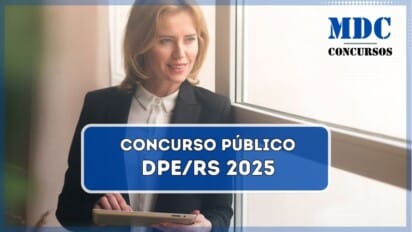 A imagem mostra uma mulher loira vestindo um blazer preto e uma camisa branca, segurando um tablet enquanto olha para fora de uma janela com um sorriso leve. A iluminação suave e o fundo desfocado criam um ambiente profissional e acolhedor / DPE RS abre Concurso Público com 20 vagas e salários de até R$ 30,5 mil