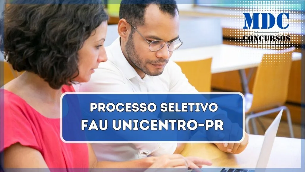 FAU UNICENTRO – PR abre 10 vagas em novo processo seletivo 1 Homem e mulher sentados em uma mesa de madeira em um ambiente com cadeiras e mesas ao fundo, possivelmente uma biblioteca ou cafeteria. O homem, que tem barba curta, óculos e usa uma camisa branca de mangas dobradas, olha atentamente para a tela de um laptop. A mulher, de cabelos cacheados curtos e vestindo uma blusa rosa, aponta para a tela enquanto explica algo. Ambos demonstram concentração e colaboração. / FAU UNICENTRO – PR abre 10 vagas em novo processo seletivo