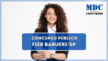 Mulher jovem de cabelos cacheados, vestindo um terno preto e camisa branca, segurando uma pasta de documentos e sorrindo para a câmera. Fundo branco. - FIEB Barueri – SP oferece 3 vagas e salário de R$ 10.861,37 em novo concurso público