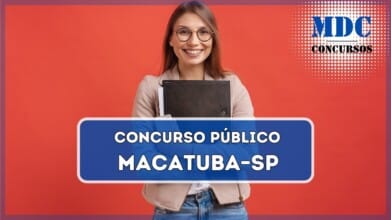Uma jovem mulher com óculos redondos e cabelo castanho solto está sorrindo enquanto segura um fichário preto, alguns papéis e um smartphone em seus braços. Ela veste uma jaqueta bege sobre uma camiseta branca e uma calça jeans azul. O fundo é um vermelho sólido, criando um contraste vibrante com sua roupa. / Macatuba – SP lança Concurso Público com 4 vagas e salários de até R$ 5,5 mil