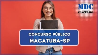 Uma jovem mulher com óculos redondos e cabelo castanho solto está sorrindo enquanto segura um fichário preto, alguns papéis e um smartphone em seus braços. Ela veste uma jaqueta bege sobre uma camiseta branca e uma calça jeans azul. O fundo é um vermelho sólido, criando um contraste vibrante com sua roupa. / Macatuba – SP lança Concurso Público com 4 vagas e salários de até R$ 5,5 mil