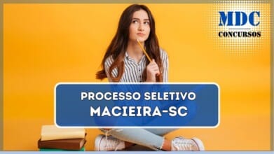 Processos Seletivos 5 Jovem mulher de cabelos castanhos longos e ondulados, vestindo uma camisa listrada em preto e branco, jeans rasgado e tênis branco, sentada no chão contra um fundo amarelo vibrante. Ela segura um caderno e um lápis, tocando o lápis no queixo com uma expressão pensativa. Ao lado dela, há uma pilha de livros com capas em tons de amarelo, marrom e verde / Macieira – SC abre mais de 25 vagas em processos seletivos com salários de até R$ 6,3 mil