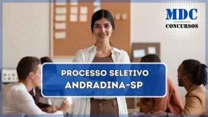 A imagem mostra uma jovem mulher de cabelos escuros presos em um rabo de cavalo, vestindo uma blusa marrom e uma camisa branca aberta por cima. Ela está de pé no centro da cena, com os braços cruzados e um leve sorriso, transmitindo confiança. Ao fundo, há quatro pessoas sentadas ao redor de uma mesa, envolvidas em uma discussão ou reunião de trabalho. Duas delas estão à esquerda, uma mulher escrevendo em um caderno e um homem ouvindo atentamente. Do outro lado da mesa, dois homens, um de camisa marrom e outro de camisa bege, estão conversando. O ambiente parece ser um escritório moderno, com um quadro de avisos na parede e papéis espalhados sobre a mesa. / Oportunidade de Estágio em Andradina – SP Cadastro Reserva para Diversos Cursos!