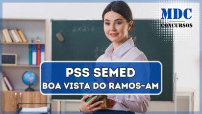 Sorrindo segurando livros jovem professora em frente ao quadro-negro em sala de aula | PSS SEMED Prefeitura de Boa Vista do Ramos – AM oferece mais de 300 vagas