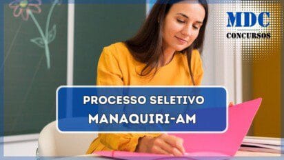 Professora sorridente fazendo anotações | Prefeitura de Manaquiri - AM abre processo seletivo com mais de 100 vagas e salários de até R$ 3 mil