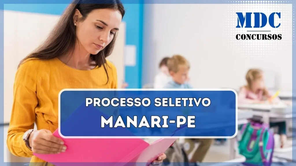 Prefeitura de Manari (PE) anuncia processo seletivo com 91 vagas na área da Educação 1 Professora olhando suas anotações | Processo Seletivo Prefeitura de Manari/PE: 91 vagas na área da Educação