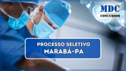 A imagem mostra dois profissionais de saúde vestidos com roupas cirúrgicas azuis, incluindo toucas descartáveis e máscaras faciais, enquanto realizam um procedimento médico em um ambiente cirúrgico. O foco principal está em um cirurgião de olhos claros, que olha atentamente para a área de operação. Luzes cirúrgicas brilham no fundo, iluminando o campo operatório. A cena transmite um ambiente estéril e de alta concentração, típico de um centro cirúrgico / Prefeitura de Marabá – PA anuncia processo seletivo com mais de 100 vagas e salários de até R$ 8,2 mil