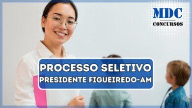 Processos Seletivos 8 Professora sorridente posando ao lado dos alunos | Processo Seletivo Presidente Figueiredo - AM