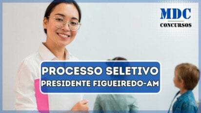 Professora sorridente posando ao lado dos alunos | Processo Seletivo Presidente Figueiredo - AM