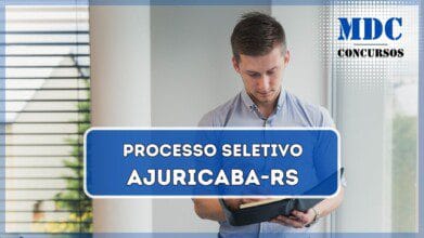 Homem com roupas formais posando com caderno | Processo Seletivo Ajuricaba - RS