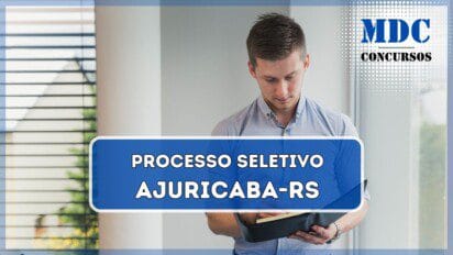 Homem com roupas formais posando com caderno | Processo Seletivo Ajuricaba - RS