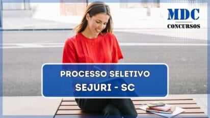 Jovem mulher fazendo anotações ao ar livre | Processo Seletivo (PSS) SEJURI SC 55 vagas e salários de até R$ 5,1 mil