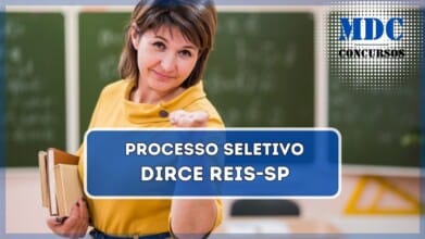 Processos Seletivos 4 Professor de retratos em sala de aula apontando / Processo Seletivo (PSS) em Dirce Reis - SP oferece remuneração de até R$ 4.867,77