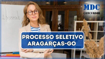 Professora com notebook na aula | Processo Seletivo em Aragarças - GO oferece vagas e remuneração de até R$2,4 mil