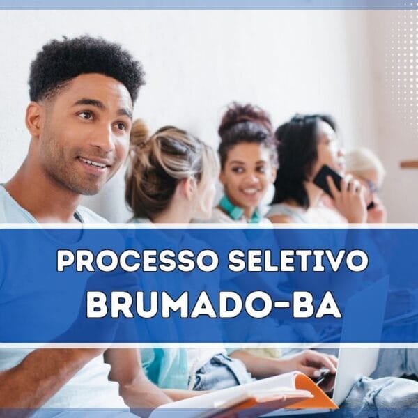 Uma imagem de um grupo de jovens sentados no chão de um corredor iluminado, encostados em uma parede branca. O foco está em um jovem sorridente de camiseta azul clara, segurando uma caneta e um caderno aberto. Atrás dele, quatro jovens estão envolvidos em diferentes atividades, como conversar, usar um laptop e escrever em cadernos. Eles parecem estar estudando ou discutindo algo em um ambiente acadêmico ou universitário. O local tem uma atmosfera descontraída e colaborativa, com fones de ouvido, laptops e materiais de estudo espalhados / Processo Seletivo em Brumado  - BA abre 80 Vagas no Sistema Municipal de Ensino