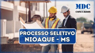 Processos Seletivos 9 Engenheiro civil e gerente de trabalhadores da construção civil segurando tablet digital e plantas falando e planejando sobre o conceito de trabalho em equipe de cooperação no canteiro de obras | processo seletivo Nioaque - MS