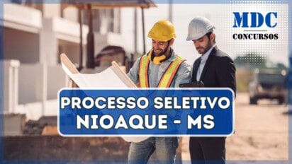 Engenheiro civil e gerente de trabalhadores da construção civil segurando tablet digital e plantas falando e planejando sobre o conceito de trabalho em equipe de cooperação no canteiro de obras | processo seletivo Nioaque - MS