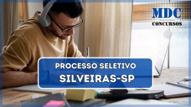 Jovem escrevendo em um caderno durante a sessão de estudo | Silveiras/SP oferece 25 vagas e salários de até R$ 4,1 mil (foto: Freepik/Montagem-MDC Concursos)