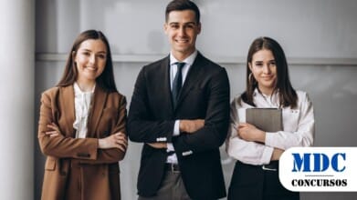 Três pessoas de negócios reunidas em um ambiente de escritório, simbolizando união e profissionalismo / Saiu o Edital! MPRS lança Concurso Público com 27 vagas e salários de até R$9.226,03