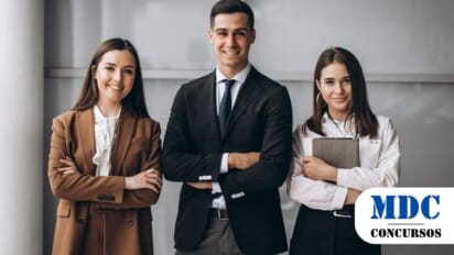 Três pessoas de negócios reunidas em um ambiente de escritório, simbolizando união e profissionalismo / Saiu o Edital! MPRS lança Concurso Público com 27 vagas e salários de até R$9.226,03