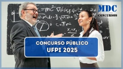 A imagem mostra um professor idoso de barba branca, usando óculos, terno cinza e gravata azul, gesticulando animadamente enquanto conversa com uma jovem aluna. Ela está sorrindo, vestindo uma camisa branca e saia escura, segurando um caderno. Ao fundo, há um quadro-negro coberto de fórmulas matemáticas escritas em giz / UFPI abre Concurso com 16 vagas e salários de até R$ 10.481,64