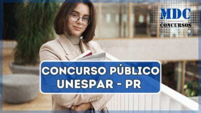 Retrato de uma jovem atraente e elegante tutora, jovem professora ou estudante carrega livros e laptop, parada no corredor, sorrindo a câmera | UNESPAR abre Concurso Público com 99 vagas e salários de até R$ 7.616,88