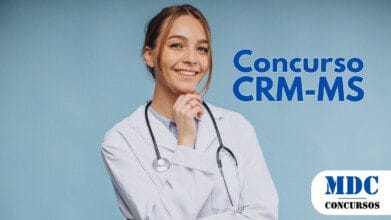 Mulher jovem com jaleco branco e estetoscópio no pescoço, sorrindo e tocando o queixo levemente. Fundo azul sólido - Concurso CRM MS oferece 105 vagas e Remuneração de até R$ 7,3 Mil