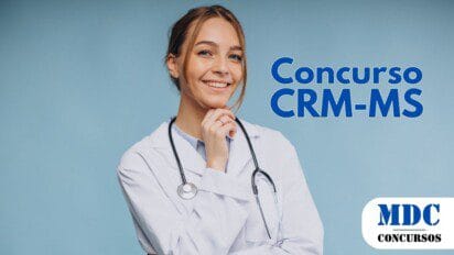 Mulher jovem com jaleco branco e estetoscópio no pescoço, sorrindo e tocando o queixo levemente. Fundo azul sólido - Concurso CRM MS oferece 105 vagas e Remuneração de até R$ 7,3 Mil