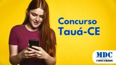 Mulher jovem com cabelos longos ruivos, vestindo uma blusa roxa, olhando para seu smartphone com um leve sorriso. O fundo é amarelo vibrante, criando um contraste marcante com seu cabelo e roupa - Concurso em Tauá (CE) abre 116 Vagas para níveis Médio e Superior