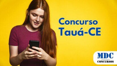 Mulher jovem com cabelos longos ruivos, vestindo uma blusa roxa, olhando para seu smartphone com um leve sorriso. O fundo é amarelo vibrante, criando um contraste marcante com seu cabelo e roupa - Concurso em Tauá (CE) abre 116 Vagas para níveis Médio e Superior