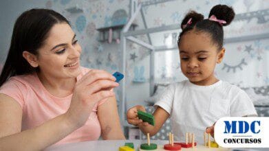 Mulher sorridente e criança brincam com um jogo educativo de encaixar formas coloridas em pinos de madeira, em um ambiente infantil decorado com tons suaves e estrelas - Olinda Abre 600 Vagas em Processo Seletivo na Educação Municipal