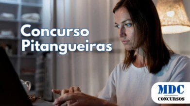 Mulher com expressão concentrada digita em um notebook em um ambiente interno iluminado por uma luminária. Na imagem, há um texto grande escrito "Concurso Pitangueiras" e um logotipo no canto inferior direito com "MDC Concursos" - Pitangueiras (PR) Lança Concurso com Salários de até R$ 9,7 Mil
