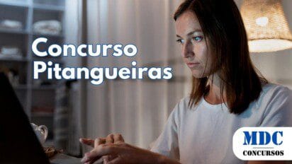 Mulher com expressão concentrada digita em um notebook em um ambiente interno iluminado por uma luminária. Na imagem, há um texto grande escrito "Concurso Pitangueiras" e um logotipo no canto inferior direito com "MDC Concursos" - Pitangueiras (PR) Lança Concurso com Salários de até R$ 9,7 Mil