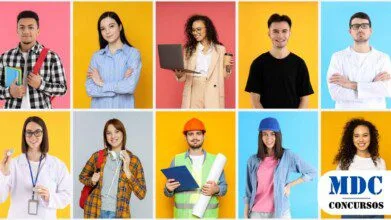 Imagem com dez pessoas de diferentes profissões e estilos, dispostas em um mosaico colorido. Há estudantes, médicos, engenheiros, trabalhadores da construção civil e profissionais de escritório. Cada pessoa veste roupas e acessórios característicos de sua área, como jalecos, capacetes e mochilas. Os fundos são vibrantes, destacando a diversidade e individualidade de cada profissional - Prefeitura de Adrianópolis - PR lança Processo Seletivo com 22 vagas e salários de até R$ 16,3 Mil