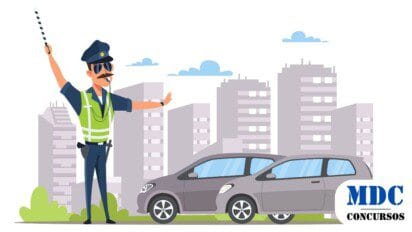 Ilustração de um agente de trânsito uniformizado com colete refletivo, apito e óculos escuros, orientando o tráfego com um bastão listrado. Ao fundo, prédios e dois carros cinza / Processo Seletivo da Prefeitura de Flores - PE abre 6 Vagas para Agentes de Trânsito