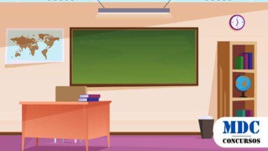 Sala de aula ilustrada com um quadro verde, mesa com livros, cadeira, estante com livros e um globo, lixeira, relógio na parede e um mapa-múndi - Santa Bárbara de Goiás oferece 157 Vagas em Processo Seletivo na Educação; salários chegam a R$ 3,5 mil