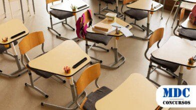 Sala de aula com carteiras escolares organizadas, algumas com mochilas e materiais como lápis, cadernos e papéis sobre as mesas. O ambiente está vazio, bem iluminado e possui um design moderno com cadeiras acolchoadas e suportes para lápis / São Gabriel da Cachoeira (AM) divulga Resultado Final com 711 Classificados na Educação