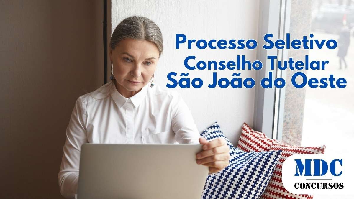 São João do Oeste (SC) Abre 3 Vagas para Membro do Conselho Tutelar 1 Mulher de cabelo grisalho e blusa branca usa um notebook perto da janela. Texto azul informa sobre o processo seletivo do Conselho Tutelar de São João do Oeste. No canto inferior direito, logotipo do MDC Concursos - São João do Oeste (SC) Abre 3 Vagas para Membro do Conselho Tutelar