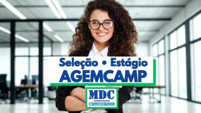 Mulher jovem de cabelos cacheados e escuros, usando óculos e sorrindo, está em um ambiente corporativo moderno com janelas amplas ao fundo e mesas de trabalho ao redor; sobre a imagem há uma faixa com os dizeres "Seleção Estágio AGEMCAMP" em letras grandes azuis e abaixo o logotipo "MDC Concursos" em verde e azul com fundo branco