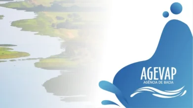 Imagem institucional da AGEVAP com paisagem de rio e áreas verdes ao fundo, elementos gráficos em azul e logotipo da Agência de Bacia em destaque. Foto: Divulgação/AGEVAP