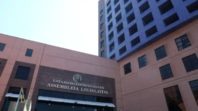 Fachada da Assembleia Legislativa do Estado do Espírito Santo com prédio ao fundo. Foto: Divulgação/ALES